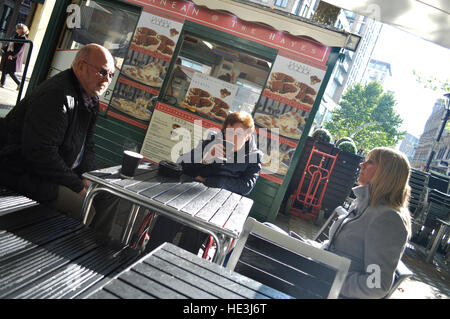 HAYES, CARDIFF, UK. 13. Oktober 2016. David Perkins, Anne Perkins und Lisa Littlewood von Cardiff entfernt genießen Sie einen Kaffee und einen Chat. © Jessica Gwynne Stockfoto