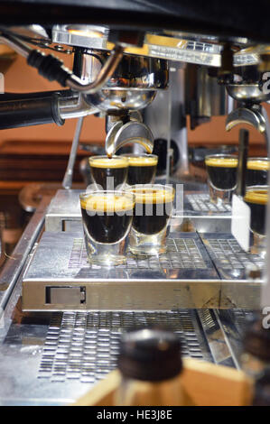 CARDIFF, VEREINIGTES KÖNIGREICH. 13. Oktober 2016. Kaffee Schüsse auf die Kaffeemaschine in Coffee Heaven auf St. Mary Street gegossen wird. © Jessica Gwynne - freier Ph Stockfoto