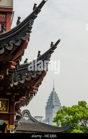 Altes trifft neues Gebäude der Innenstadt von Shanghai und das Dach des Chenghuang Miao (Tempel der Stadt Gottes) Shanghai, China. Stockfoto