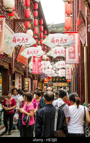 Shopper einkaufen Markt Straße Chenghuang Miao Stadt Gottes Tempel Shanghai, China. Stockfoto