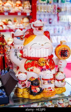 Glückliche Katzen Kitty Spardosen in Chenghuang Miao Stadt Gottes Tempel Shanghai, China. Stockfoto