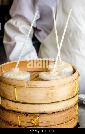 Xiao long Bao gedämpfte Knödel in Chenghuang Miao Stadt Gottes Tempel Shanghai, China. Stockfoto