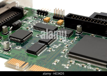 Die--Leiterplatte mit Computerchips Widerstände und Kondensatoren Stockfoto
