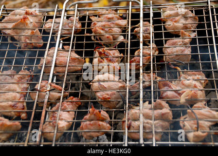 Grill. Fleisch gebraten in einem Gitter auf heißen Kohlen. Stockfoto