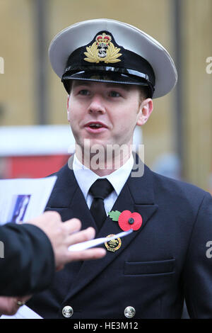 Mitglieder der britischen Streitkräfte halten einen Außendienst Erinnerung an Westminster Abbey Featuring: Atmosphäre wo: London, Vereinigtes Königreich bei: 5. November 2016 Stockfoto