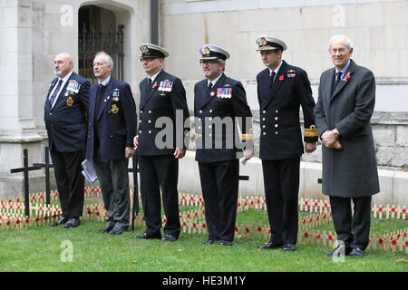 Mitglieder der britischen Streitkräfte halten einen Außendienst Erinnerung an Westminster Abbey Featuring: Atmosphäre wo: London, Vereinigtes Königreich bei: 5. November 2016 Stockfoto