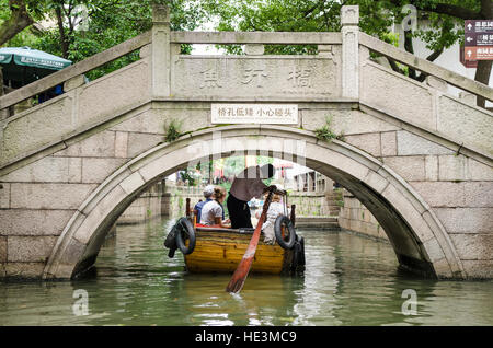 Chinesischen Gondel Kanalboot gehen unter der Brücke das Wasser Dorf Tongli, China. Stockfoto