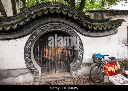 Mond-Tor und Fahrrad Wand in Wasser Dorf Tongli, China. Stockfoto