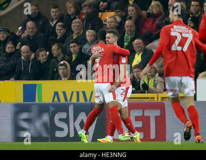 Huddersfield Town Elias Kachunga feiert scoring seiner Seite das erste Tor des Spiels während der Himmel Bet Meisterschaftsspiel Carrow Road, Norwich. Stockfoto