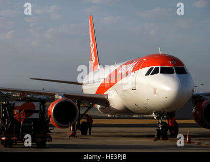 G-EZTG, Airbus A320-214, Easyjet auf dem Rollfeld von Humberto Delgado Flughafen, Lisboa, Lissabon, Portugal Stockfoto