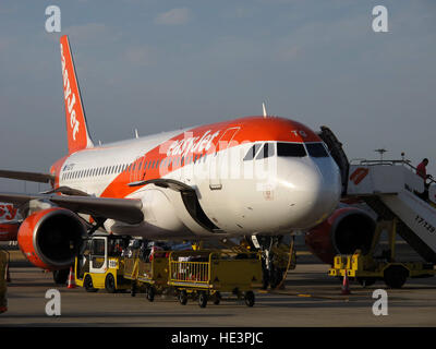 G-EZTG, Airbus A320-214, Easyjet auf dem Rollfeld von Humberto Delgado Flughafen, Lisboa, Lissabon, Portugal Stockfoto