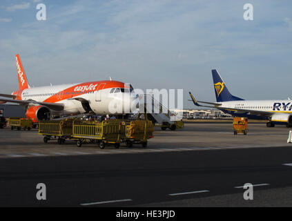 G-EZTG, Airbus A320-214, Easyjet auf dem Rollfeld von Humberto Delgado Flughafen, Lisboa, Lissabon, Portugal Stockfoto