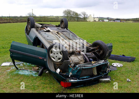 Abgestürztes Auto im Feld, Anglesey, Nordwales, Vereinigtes Königreich, Stockfoto