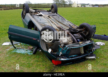 Abgestürztes Auto im Feld, Anglesey, Nordwales, Vereinigtes Königreich, Stockfoto