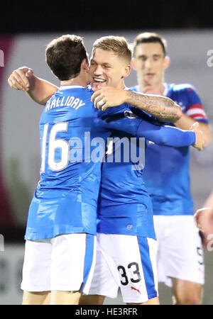 Rangers Martyn Waghorn feiert scoring seiner Seite das erste Tor des Spiels mit Andy Halliday während die Ladbrokes Scottish Premier League-Spiel im Stadion SuperSeal, Hamilton. Stockfoto