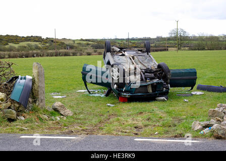 Abgestürztes Auto im Feld, Anglesey, Nordwales, Vereinigtes Königreich, Stockfoto