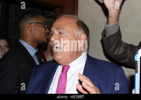 Ehemaliger Pennsylvania Gouverneur Ed Rendell verbindet Debra Messing in der Kampagne für Hillary Clinton in "The Knock" Restaurant in Philadelphia, Pennsylvania.  Mitwirkende: Ed Rendell Where: Philadelphia, Pennsylvania, Vereinigte Staaten, wann: 4. November 2016 Stockfoto