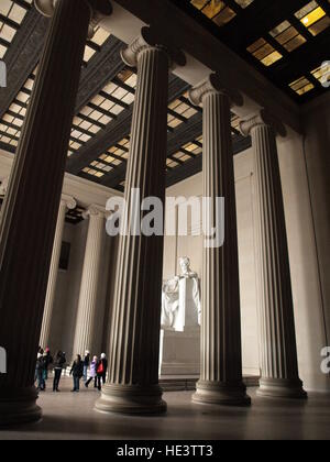 Innenansicht des Lincoln Memorial mit Spalten, leichte Diffusoren in die Decke und die berühmte Statue von Abraham Lincoln. Stockfoto