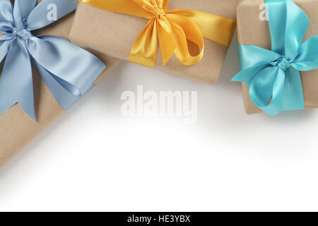 rustikale Geschenk-Boxen mit Bändern auf weißem Hintergrund Stockfoto