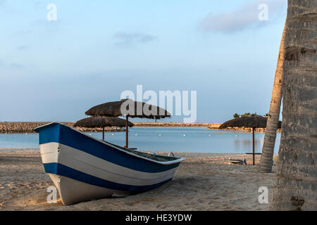 Boot am Strand in Salalah Oman bei Sonnenaufgangszeit Stockfoto