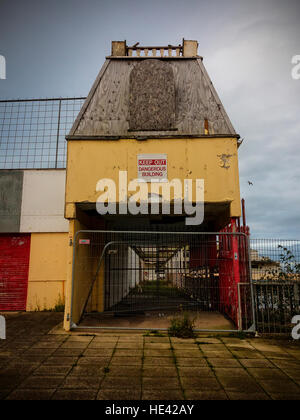 Alte Victoria Pier in Colwyn Bay, North Wales, in einem Zustand des Verfalls Stockfoto