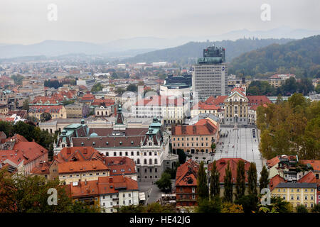 Blick auf Kongresni Trg (Kongressplatz) mit der Universität und der Ursulinen-Kirche der Heiligen Dreifaltigkeit. Stockfoto