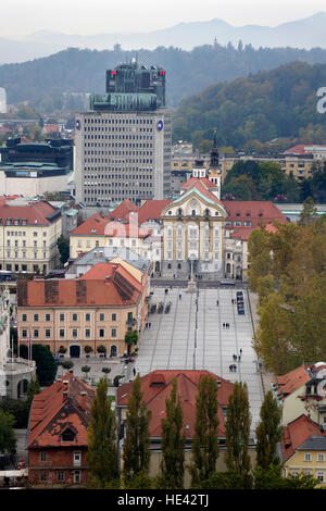 Blick auf Kongresni Trg (Kongressplatz) mit der Universität und der Ursulinen-Kirche der Heiligen Dreifaltigkeit. Stockfoto