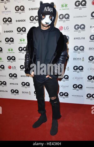 GQ Maenner des Jahres (Männer des Jahres) Vergabe 2016 an komischen Oper in Mitte - Ankünfte Featuring: Cro wo: Berlin, Deutschland bei: 10. November 2016 Stockfoto