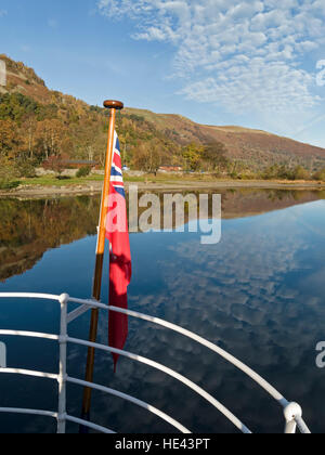 Spiegelungen im See Ullswater gesehen über weiße stern Schienen von Western Belle "Dampfer" Ullswater Fähre, Lake District, England, UK. Stockfoto