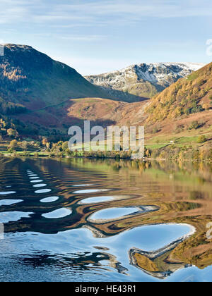 Wellen von Fähre wake-on-Lake Ullswater, mit Lakeland Fells über Englisch, Lake District, Cumbria, England, UK. Stockfoto