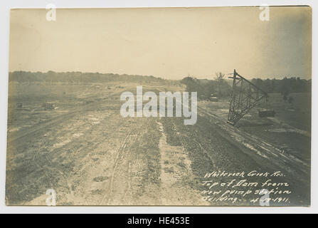 Dieses Foto zeigt die Spitze des Damms am White Rock Creek Reservoir in Texas, von einer neu installierten Pumpe aus gesehen. Das Bild spiegelt die historische Bedeutung des Stausees und des Staudamms als wichtige Infrastruktur für die Wasserbewirtschaftung und -Entwicklung der Region wider. Stockfoto
