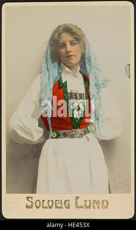 Dieses historische Atelierporträt zeigt eine unbekannte Frau, die traditionelle norwegische Häschen trägt, eine Nationalkostüme. Im 19. Oder frühen 20. Jahrhundert erfasst, hebt es das kulturelle Erbe Norwegens hervor. Das Bild spiegelt die Mode und sozialen Bräuche dieser Zeit wider und gibt Einblick in die historische Verwendung von Volkstrachten in norwegischer Identität. Stockfoto