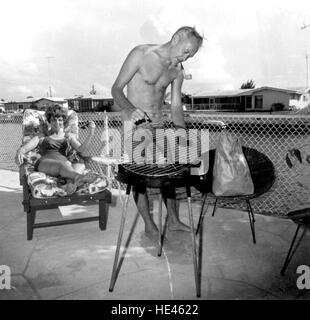 Paar außerhalb mit ihren Grill - Cocoa Beach Stockfoto