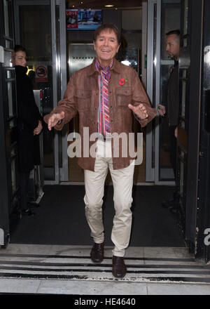 Sir Cliff Richard abgebildet Ankunft am Radio 2 Studio Featuring: Sir Cliff Richard Where: London, Vereinigtes Königreich bei: 11. November 2016 Stockfoto