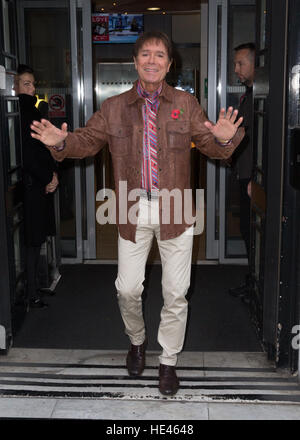 Sir Cliff Richard abgebildet Ankunft am Radio 2 Studio Featuring: Sir Cliff Richard Where: London, Vereinigtes Königreich bei: 11. November 2016 Stockfoto