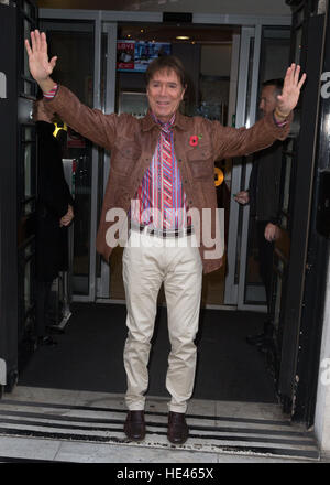 Sir Cliff Richard abgebildet Ankunft am Radio 2 Studio Featuring: Sir Cliff Richard Where: London, Vereinigtes Königreich bei: 11. November 2016 Stockfoto