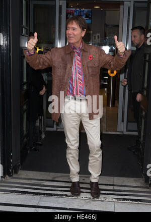 Sir Cliff Richard abgebildet Ankunft am Radio 2 Studio Featuring: Sir Cliff Richard Where: London, Vereinigtes Königreich bei: 11. November 2016 Stockfoto