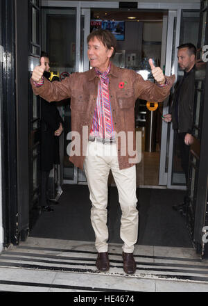 Sir Cliff Richard abgebildet Ankunft am Radio 2 Studio Featuring: Sir Cliff Richard Where: London, Vereinigtes Königreich bei: 11. November 2016 Stockfoto