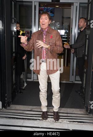 Sir Cliff Richard abgebildet Ankunft am Radio 2 Studio Featuring: Sir Cliff Richard Where: London, Vereinigtes Königreich bei: 11. November 2016 Stockfoto