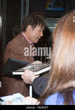 Sir Cliff Richard abgebildet Ankunft am Radio 2 Studio Featuring: Sir Cliff Richard Where: London, Vereinigtes Königreich bei: 11. November 2016 Stockfoto