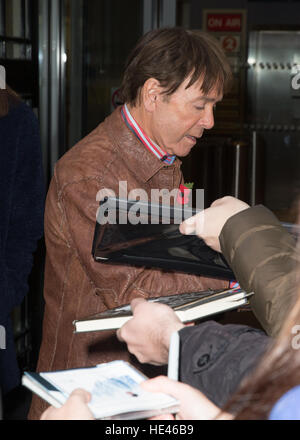 Sir Cliff Richard abgebildet Ankunft am Radio 2 Studio Featuring: Sir Cliff Richard Where: London, Vereinigtes Königreich bei: 11. November 2016 Stockfoto