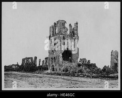 Ein historisches Foto der Tuchhalle in Ypern, Belgien, aufgenommen während des Ersten Weltkriegs. Das Bild zeigt die ikonische Struktur während des Konflikts und spiegelt die historische Bedeutung des Ortes im Kontext des Krieges wider. Stockfoto