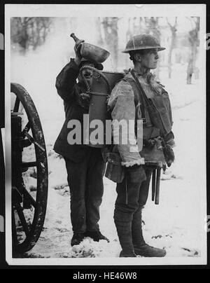 Dieses historische Bild zeigt eine Nahaufnahme eines neu gestalteten Lebensmittelbehälters, der für einen sicheren Transport mit Umreifungen versehen ist. Das Design unterstreicht die praktische Anwendung des Behälters für den Einsatz in militärischen oder industriellen Umgebungen, in denen eine sichere und zuverlässige Verpackung von entscheidender Bedeutung ist. Das Bild zeigt die Bedeutung technologischer Fortschritte in der Logistik und im Materialumschlag. Stockfoto