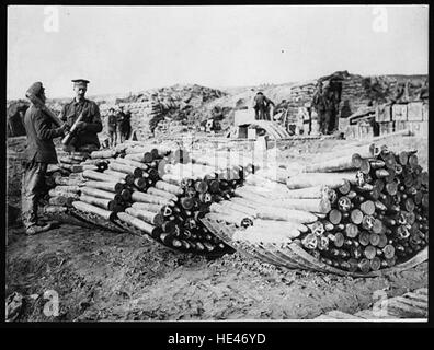 Dieses Bild aus einer vergangenen Zeit bezieht sich auf Kriegspropaganda aus dem Ersten oder Zweiten Weltkrieg. Es zeigt antideutsche Gefühle, die häufig in Kriegsmaterialien zu sehen sind, und spiegelt die historische Wahrnehmung des Feindes während dieser Zeit wider. Stockfoto