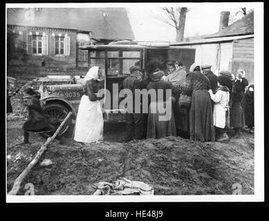 Dieses historische Bild zeigt die Bewohner eines neu eroberten Dorfes aus einer vergangenen Zeit. Die Szene fängt den Moment des Übergangs während eines militärischen Konflikts ein, in dem sich die Dorfbewohner nach einer territorialen Verschiebung um britische Soldaten versammeln. Stockfoto