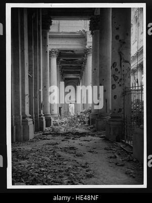 Das Innere der Kathedrale von Arras ist ein atemberaubendes Beispiel gotischer Architektur mit komplexen Details und großem Design. Die beeindruckende Architektur und die kunstvollen Elemente der Kathedrale spiegeln die religiöse und kulturelle Bedeutung der Region wider. Stockfoto