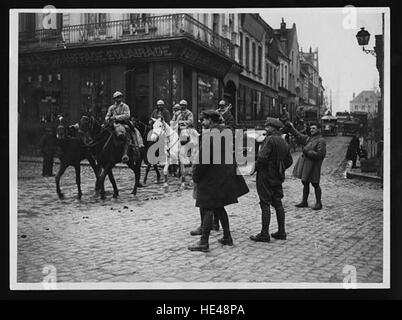 Tommy salutiert französische Truppen durch eine Stadt Stockfoto