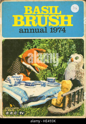 Die *Basil Brush Annual* (1974) zeigt die berühmte britische Puppe *Basil Brush*, die für seine schelmischen Mätzchen und seinen scharfen Witz bekannt ist. Basil Brush wurde in den 1970er Jahren beliebt im Fernsehen der BBC und unterhielt das Publikum mit seinem verspielten Humor. Stockfoto