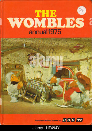 The Wombles Annual 1975 zeigt Illustrationen und Geschichten von den beliebten britischen Fernsehfiguren, die die Umweltthemen der beliebten Serie widerspiegeln. Stockfoto