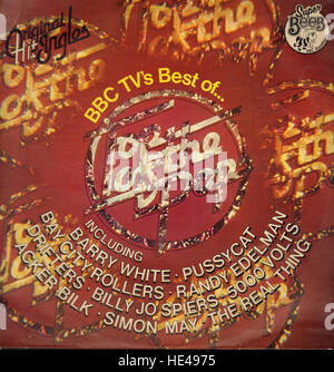 Die LP Top of the Pops aus den 1970er Jahren repräsentiert eine nostalgische Ära der Musikgeschichte. Dieses Kompilationsalbum fängt das Wesen der populären Musikshow ein und zeigt Hits aus dem Jahrzehnt, das die Popkultur geprägt hat. Stockfoto